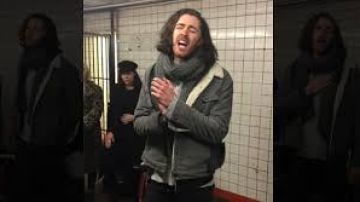 El irlandés Hozier canta en el metro de NYC.