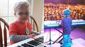 Avett Ray, de 6 años, es ciego y es autodidacta de piano y guitarra.