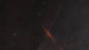 La ilustración muestra la nave espacial Crew Dragon de SpaceX y el lanzamiento del cohete Falcon 9.