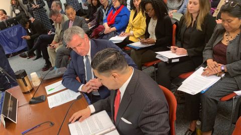 El Alcalde Bill De Blasio y el canciller Richard Carranza en la audiencia sobre control de las escuelas en el Senado estatal