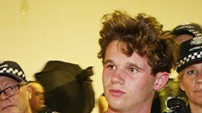 Adolescente lanza huevos a un senador australiano.