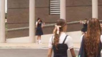 Varias alumnos de secundaria entran a una escuela. (Archivo)