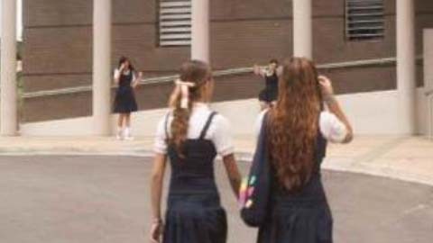 Varias alumnos de secundaria entran a una escuela. (Archivo)