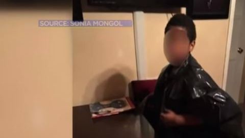 El pequeño se cubrió su ropa mojada con bolsas de basura.