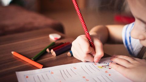 Los padres buscan restringir el contacto con aparatos electrónicos tanto en la escuela como en la casa.