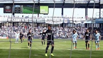 El momento del penalti fallado por Marco Fabián ante el Sporting Kansas City.
