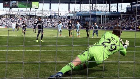 El momento del penalti fallado por Marco Fabián ante el Sporting Kansas City.