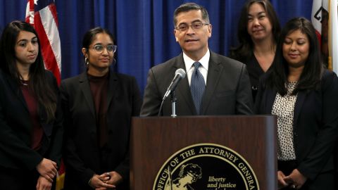 El Fiscal General de California, Xavier Becerra durante una conferencia de prensa en febrero. California ha presentado 47 demandas contra la administración de Trump.