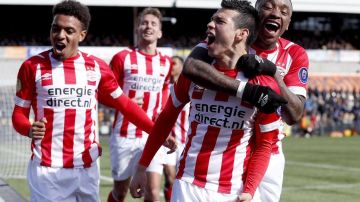 El 'Chucky' Lozano marca para el triunfo del PSV ante el Venlo.