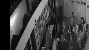 La familia conversaba cuando aparecieron los ladrones.