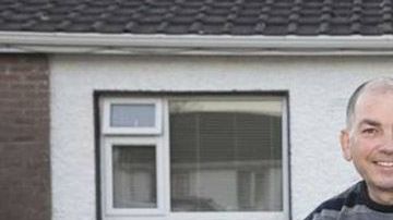 Un ex soldado regala su casa a una familia que la necesitaba.