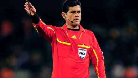 El árbitro colombiano Oscar Ruiz durante un partido del Mundial Sudáfrica 2010.