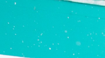 Un hombre retira nieve con una pala en Seattle.