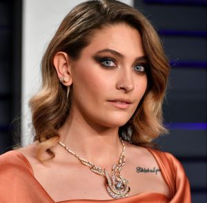 Hija de Michael Jackson, Paris Jackson, se tatúa ella misma en su casa