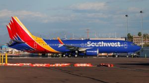 ¿En qué se basó la aerolínea Southwest para impedir acceso de pasajera con blusa escotada a avión?