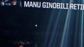 El argentino Manu Ginobili durante su homenaje por parte de los San Antonio Spurs.