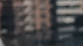 Un hombre disfruta de mejor temperatura en Coney Island, Nueva York.
