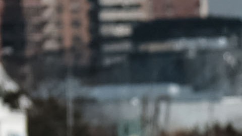 Un hombre disfruta de mejor temperatura en Coney Island, Nueva York.
