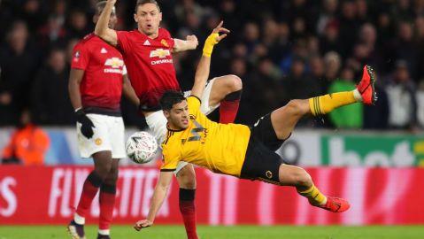 Raúl Jiménez colaboró en el triunfo 2-1 de Wolverhampton sobre Manchester United en la FA Cup