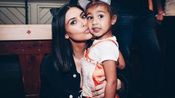 Kim Kardashian junto a su pequeña North West.