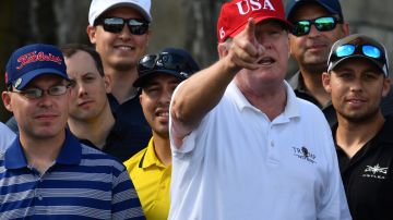 Durante sus visitas a Mar-a-Lago, al presidente Trump le gusta portar gorras.