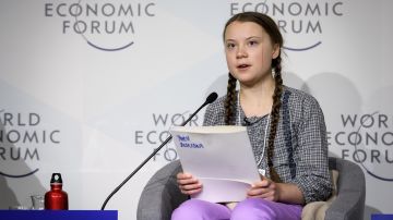 La joven sueca activista por el cambio climático, Greta Thunberg, pronunció un discurso durante el día de cierre de la reunión anual del Foro Económico Mundial (WEF), el 25 de enero de 2019 en Davos, Suiza.