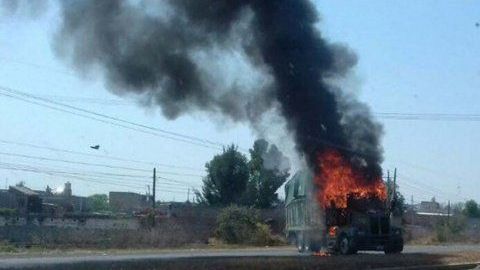 Queman autos para bloquear carreteras en Guanajauto,