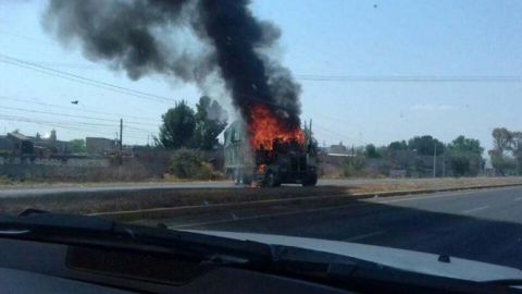 Queman autos para bloquear carreteras en Guanajauto,