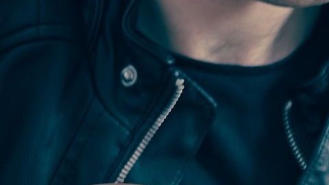 El venezolano Edward Mena trae de regreso la canción romántica y se consagra como uno de los mejores intérpretes contemporáneos.