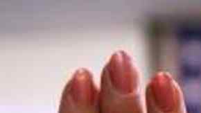 Imágenes de archivo de un proceso de naturalización y de una insignia de ICE.