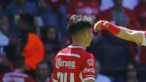 El festejo de Antonio Ríos con los Diablos Rojos del Toluca que vencieron al Veracruz en el estadio Nemesio Diez.