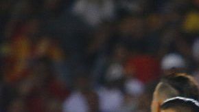 Ángel Mena festeja su doblete ante Morelia. León es líder en el fútbol mexicano.