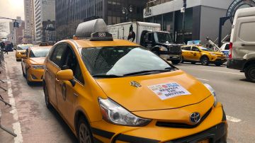 Decenas de taxistas conducieron este miércoles con cárteles en rechazo de la "tarifa de congestión"