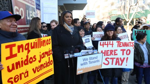 Letitia James e inquilinos del 444 de la calle 13