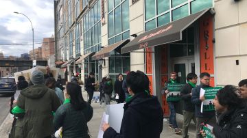 Manifestantes se reunieron a las afueras de la oficina de distrito del senador Michael Gianaris en Queens.