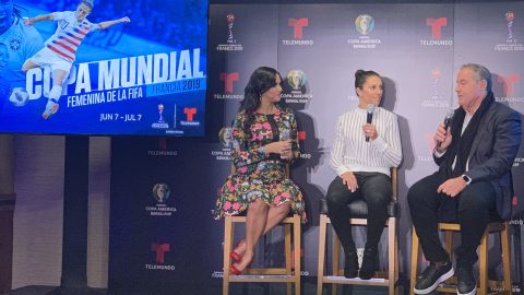 Carlo Lloyd entre Ana Jurka y Andrés Cantor.