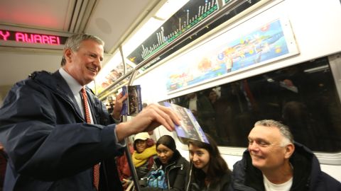 De Blasio hizo un recorrido desde City Hall hasta la Calle 110 en El Barrio.