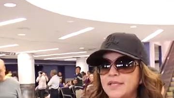 Jenni Rivera fue abordada por el reportero en el aeropuerto de Los Angeles.
