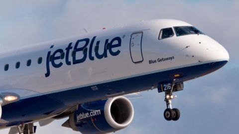 La aerolínea JetBlue fue demandada por incurrir en "prácticas de empleo ilegales".