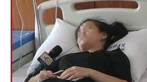 Lo peor es que pese a la desgracia, seguía con teléfono en mano.