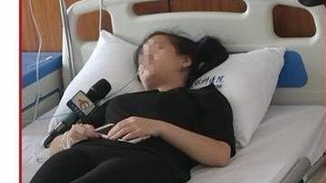 Lo peor es que pese a la desgracia, seguía con teléfono en mano.