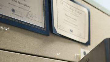 Cada día, al llegar a su oficicina, la oficial Justiciano revisa las cárceles en busca de presuntos indocumentados.