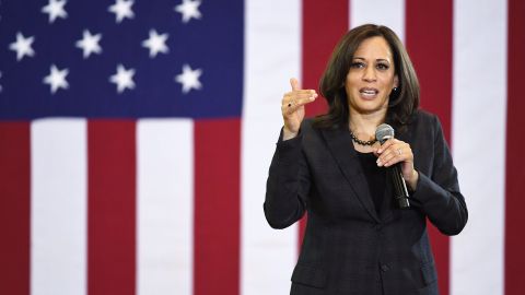 La senadora y candidata presidencial, Kamala Harris, 
habla durante una reunión en el ayuntamiento de Canyon Springs High School el 1 de marzo de 2019 en North Las Vegas, Nevada.