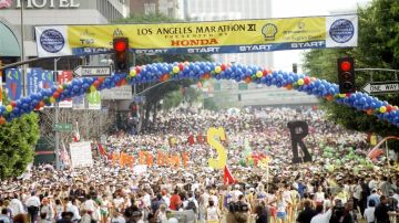 Miles de atletas de más de 60 países participan en el Maratón de Los Angeles.