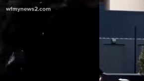 Larry Baer fue captado golpeando a su esposa en una plaza pública