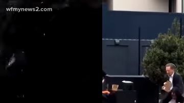 Larry Baer fue captado golpeando a su esposa en una plaza pública