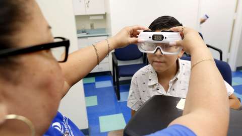 La Academia Americana de Pediatría recomienda un examen de la vista desde que su niño cumpla un año.