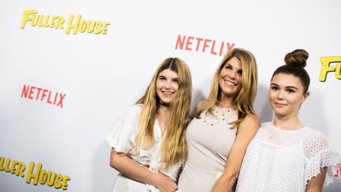 El Departamento de Justicia acusa a Loughlin junto a su marido, el diseñador de moda Mossimo Giannulli, de pagar 500.000 dólares para que sus dos hijas accedieran a la Universidad del Sur de California.