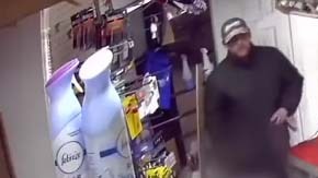 Tanto el empleado como el ladrón enfrentan cargos criminales.