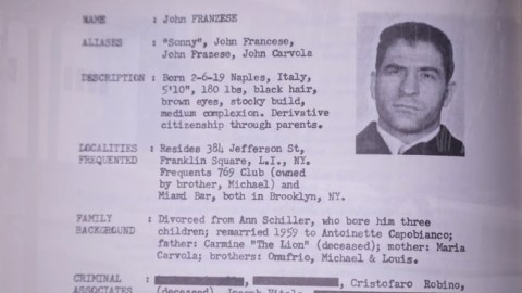 Parte de su grueso expediente